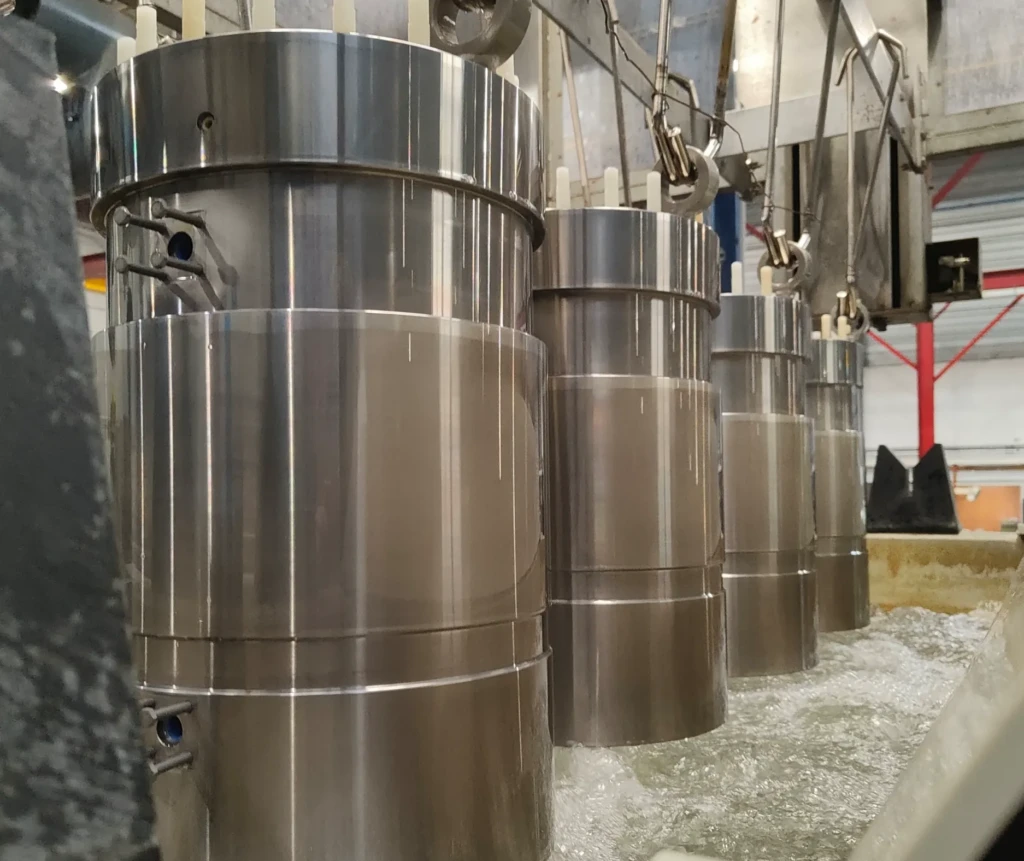 Pieces positioned above a pretreatment tank, just before immersion in the nickel bath. This crucial preparation step ensures an optimal surface, promoting the uniform adhesion of nickel during the coating process. Every detail matters in our commitment to the quality of nickel plating.