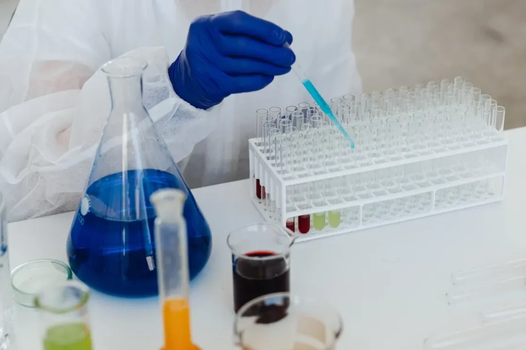 Laboratory technician conducting tests on samples taken from our tanks. These tests ensure meticulous monitoring of bath composition and nickel plating processes, ensuring optimal performance and results that comply with the highest standards of our treatments.