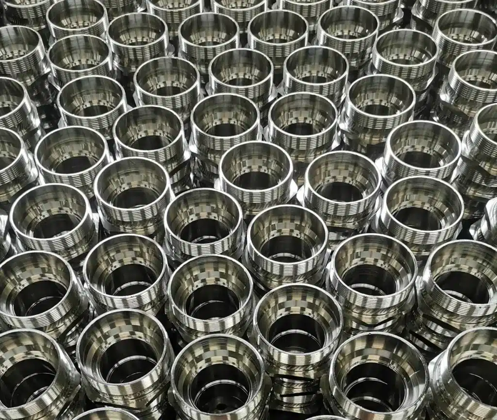 Set of nickel-plated brass pieces, specially designed for the turning market and produced in very large series. Nickel plating not only provides an aesthetic finish but also ensures protection against corrosion, thus enhancing the durability of these mass-produced components to meet the needs of the turning market.