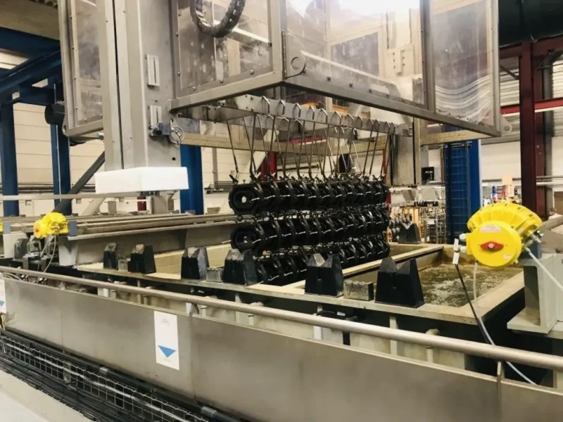 Pieces exiting the tank via our computerized and automated robot. This automated process ensures optimal precision and efficiency in surface treatment. The integration of advanced technologies underscores our commitment to state-of-the-art high-phosphorus electroless nickel plating processes.