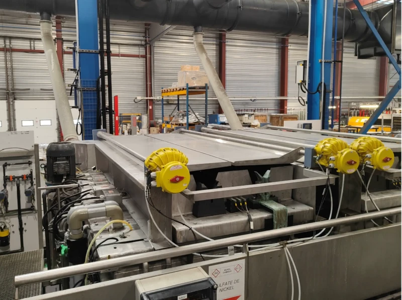 High-phosphorus electroless nickel plating tank with its closed lid. Our automatic closing system effectively prevents the escape of vapors during the treatment, ensuring a safe working environment. This technology reinforces our commitment to advanced and environmentally friendly electroless nickel plating practices.