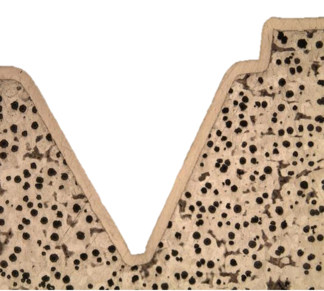 The control through micrographical sectioning is carried out using test specimens. Placed in the bath, they undergo the same treatments as the parts and receive the same coating. Several samples are taken during the process, allowing us to measure the deposition rate and anticipate the exact time required for the treatment of the parts. This is a destructive testing method performed on a sample, using an optical and electron microscope with appropriate magnification. The coating is highlighted by a cross-sectional cut of the piece.