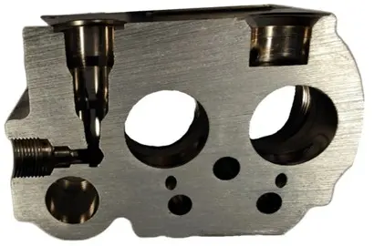 Corpo pompa ad alta pressione nichelato chimicamente e sezionato a metà Corpo pompa ad alta pressione in alluminio con rivestimento di nichelatura chimica visibile nelle cavità interne